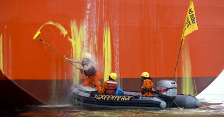 Defying the water hoses © Greenpeace/Rante