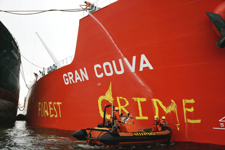 Painting the Gran Couva, loaded with palm oil from Wilmar © Greenpeace/Novis