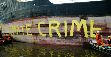 Putting the finishing touches to the Victory Prima © Greenpeace/Novis